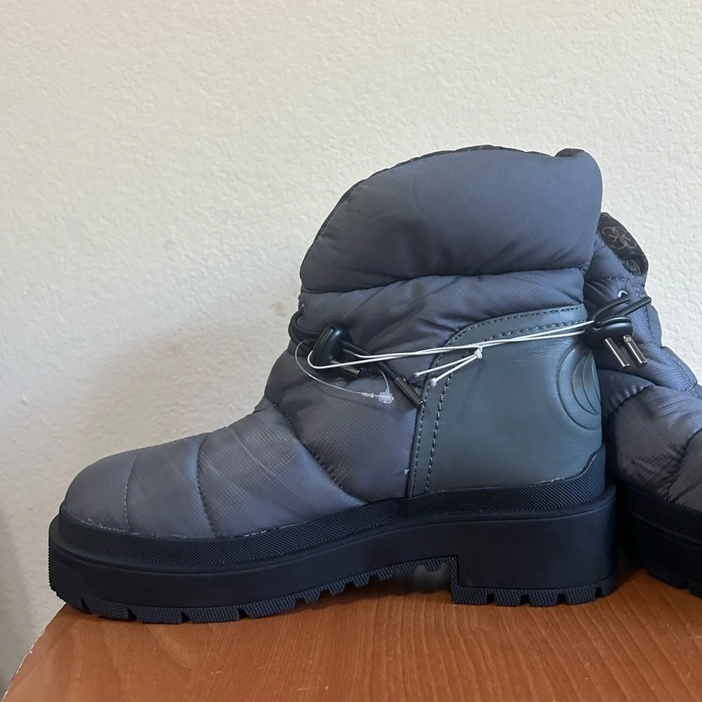 GUESS Leeda 2 Gray Cold Weather Booties Sz 8 Dark Gray Puffer Style Toggle Women